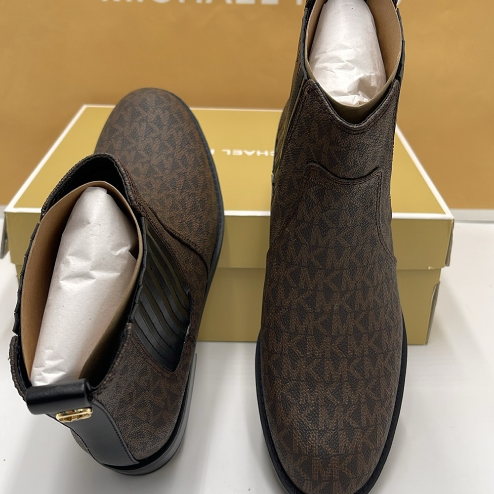 Michael Kors ELLA FLAT BOOTIE MK SIG SM
49F4ELFE5B
BROWN - Picture 12 of 16